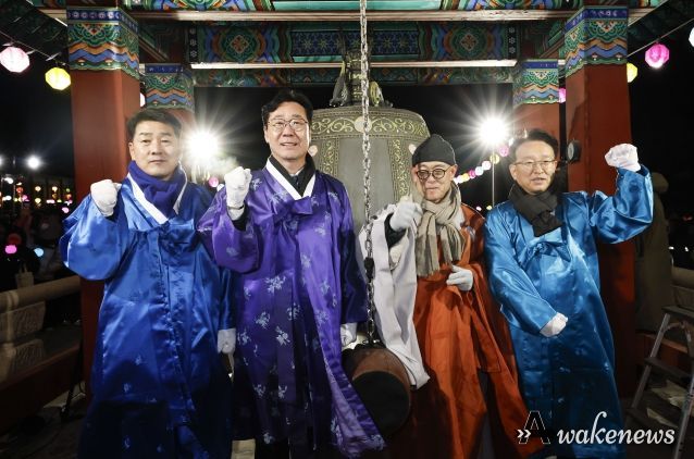 정명근 화성특례시장이 성효스님(용주사 주지), 배정수 화성특례시의회의장, 권칠승 국회의원과 함께 기념촬영을 하고 있다.