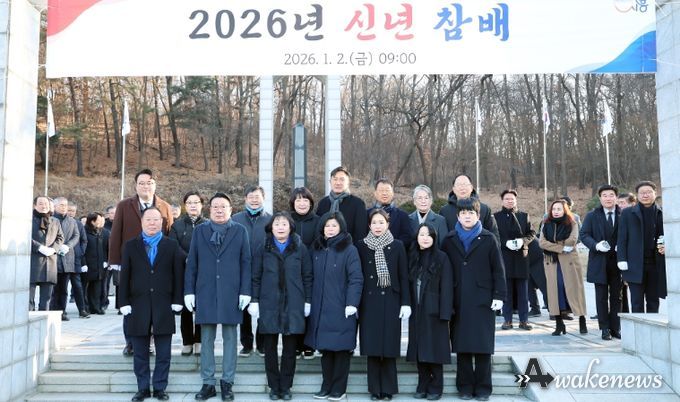 시흥시의회, 2026년 새해 첫 의정활동으로 논곡동 현충탑 참배