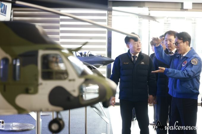 김민석 국무총리가 7일 경남 사천 한국항공우주산업(KAI)을 방문, 항공기 생산라인을 시찰하고 있다.