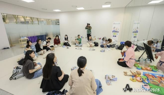 과천시 보건소에서 운영하는 과천아기 오감발달 교실에 참여한 시민들 모습