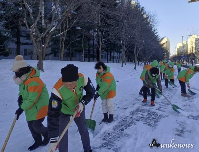 동두천시 생연2동 지역자율방재단, 강설 신속 대응 위한 제설 작업 실시