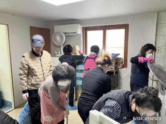 수원시 장안구 정자2동 '찾아가는 통장봉사대' 독거어르신 가구 청소 봉사 실시