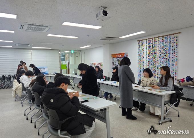 광명시 광명5동 청소년지도협의회는 26일 광명5동 행정복지센터에서 관내 청소년 20여 명과 함께 ‘손뜨개 카드지갑 만들기’ 체험 행사를 마쳤다.