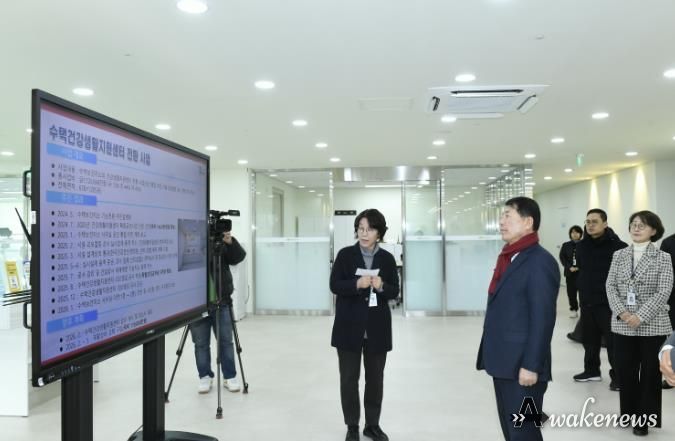 수택건강생활지원센터 사업현황을 보고받고 있는 백경현 구리시장