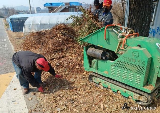 화성특례시 관계자가 영농부산물 파쇄작업을 하고 있다