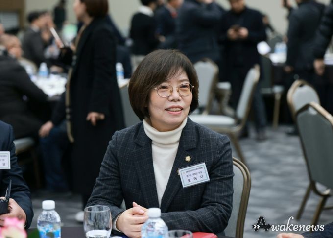 양평군의회 오혜자 의장이 총회 참석하여 회의를 참관하고 있다.