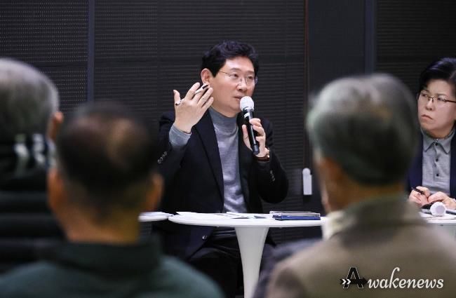 이상일 용인특례시장이 29일 용인미디어센터에서 기흥구 상하동과 구갈동 주민소통간담회를 열고 용인의 반도체 클러스터의 미래에 대한 의견을 제시했다.