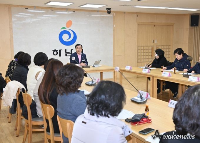 이현재 하남시장이 28일 개최된 소비자식품위생감시원 간담회에서 격려 말씀을 전하고 있다.