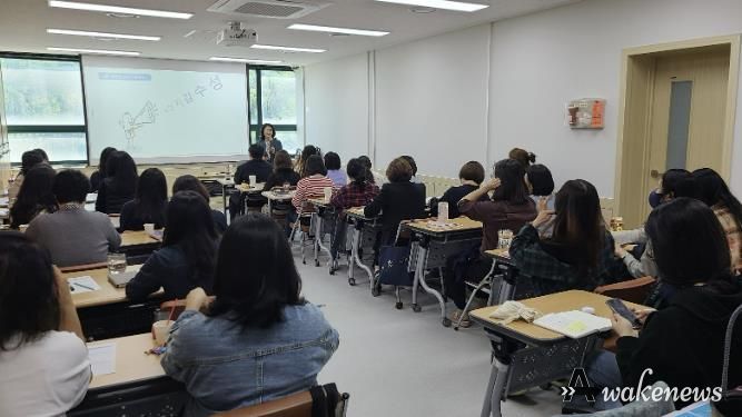 안산시에서 시민을 대상으로 폭력 예방 교육을 진행하고 있다.
