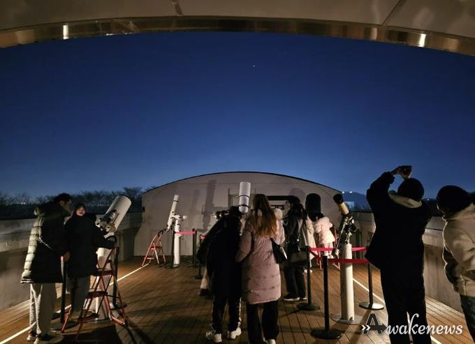 시민들이 부천천문과학관에서 천체관측을 하고 있다.