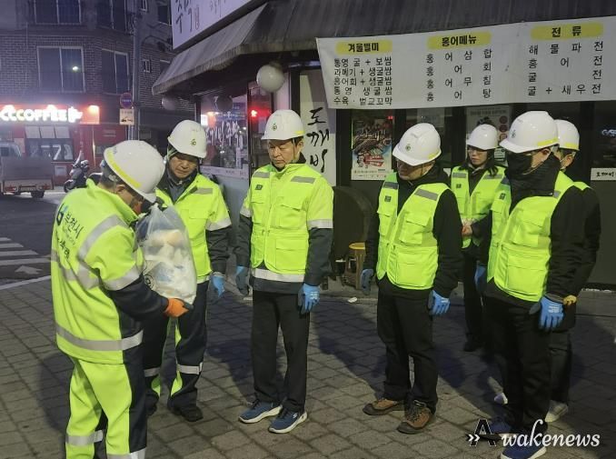 현장 정비 작업 전 안전 사항 등 관련 교육을 받고 있다.