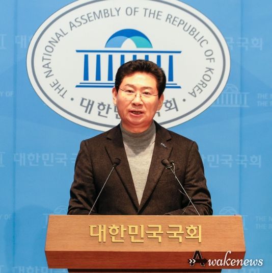 24일 국회 소통관에서 이상일 시장이 기자회견을 하고 있다