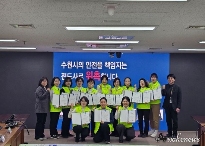 새빛안전지킴이 교육 강사 위촉식 후 기념촬영을 하고 있다.