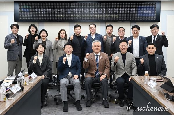 2월 25일 의정부시와 더불어민주당 의정부(을) 지역위원회의 정책협의회에서 참석자들이 기념촬영을 하고 있다.