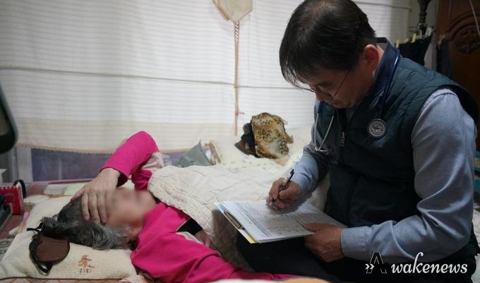 부천시 통합돌봄 재택의료센터 의료진이 한 어르신을 찾아 건강 모니터링을 하고 있다.