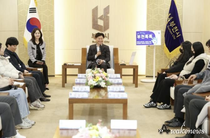 프로그램 참여자들이 소통의 시간을 보내고 있다.