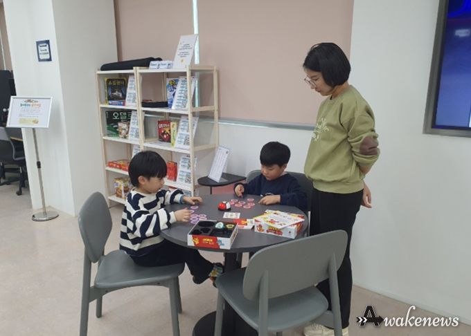 어린이들이 하안도서관 3층 보드게임 라운지 '놀이충전소 올댓게임'에서 보드게임을 하고 있다.