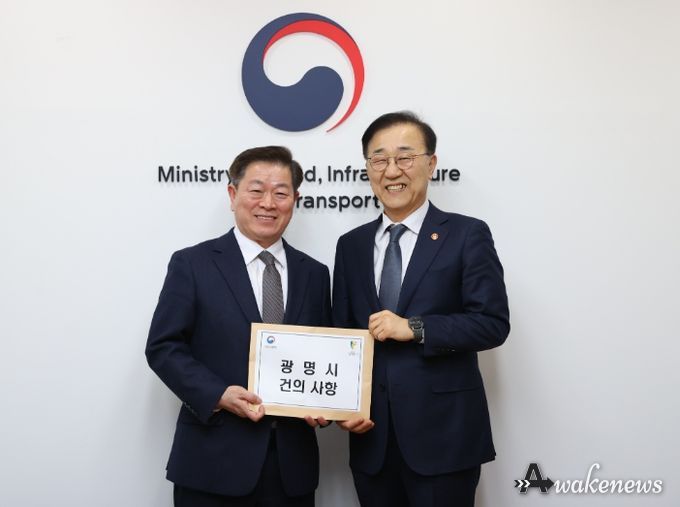 박승원 광명시장(사진 왼쪽)이 3일 오후 서울 정동 국토발전전시관 내 장관 집무실에서 김윤덕 국토교통부 장관(사진 오른쪽)을 만나 월곶판교선 학온역 일반 열차 정차 등 광명시 지역 현안이 담긴 건의 사항을 전달하고 기념사진을 촬영하고 있다.