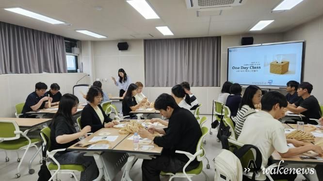 청년들이 원미청정구역에서 메이커스페이스 재봉틀 수업을 받고 있다.