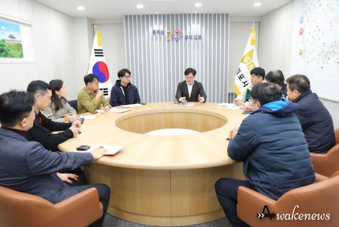 김병수 시장이 3일 서울지하철 5호선 국회국민청원에 힘쓴 시민들을 만났다. 시민들은 이날 김병수 시장에게 ‘서울 지하철 5호선 연장 관련 시민 의견 전달서’를 건넸고, 김병수 시장은 오는 4일 정부 관계자를 만나 청원서를 전하며 5호선 예타통과에 대해 적극 어필할 각오다.