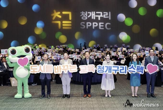 이재준 수원시장(앞줄 가운데)과 청개구리 스펙 학부모지원단이 함께하고 있다.