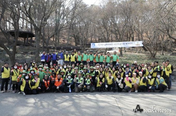 김현수 제1부시장과 봉사활동 참가자들이 기념사진을 촬영하고 있다.
