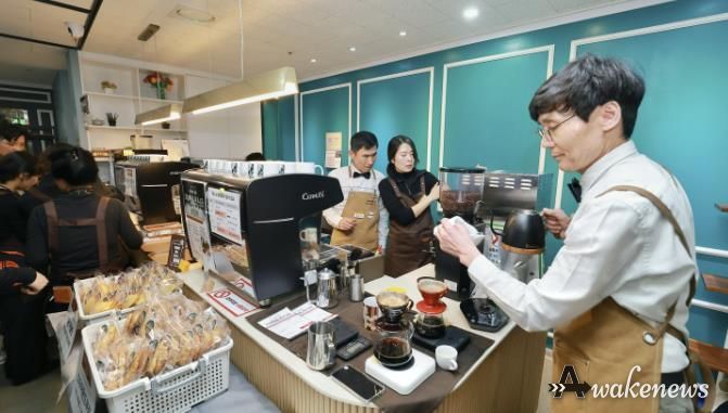 신중년 바리스타가 전한 따뜻한 나눔…과천종합사회복지관 ‘커피 나눔 행사’ 열려