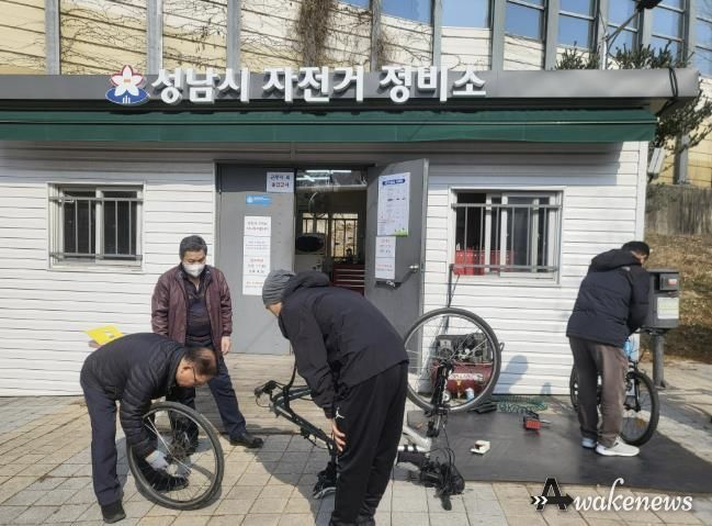 분당구 야탑동 만나교회 뒤 탄천 공터에 마련된 성남시 자전거 정비소에서 자전거가 정비되고 있는 모습