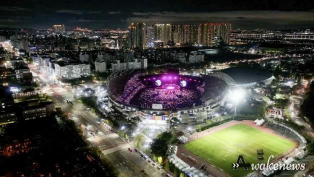 공연 열기로 가득찬 고양종합운동장 전경