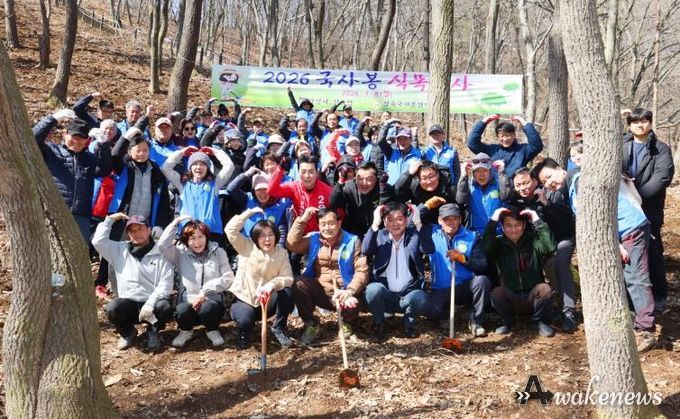 안성시 삼죽면 국사봉산악회, 국사봉 등산로 식목행사 실시