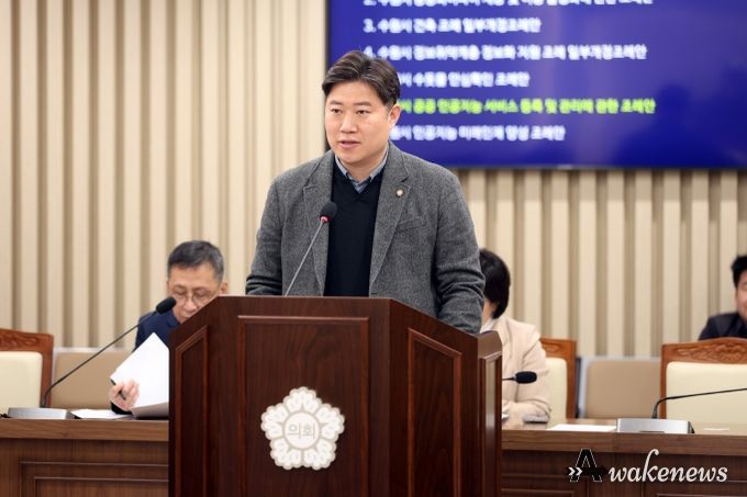 수원특례시의회 김동은 의원이 제399회 임시회 도시미래위원회에서 발언하고 있다.