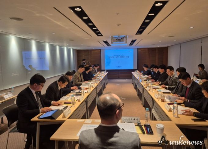 화성특례시와 HL디앤아이한라 컨소시엄 관계자들이 화성~오산 고속화도로 사업 협상을 위한 킥오프 회의를 진행하고 있다