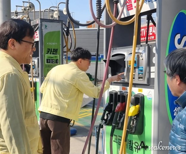 지난 13일 광명시 특별점검반이 관내 한 주유소에서 가격 표시 및 유통 질서 일제 점검을 실시하고 있다.