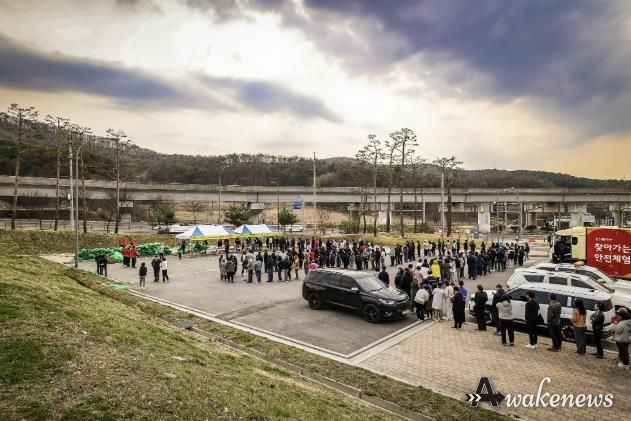 용인미르스타디움에서 열린 처인구 나무 나누어주기 행사 모습