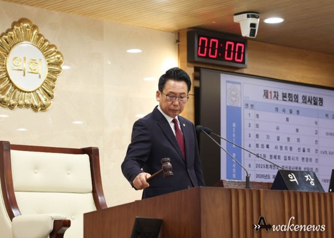 제261회 임시회 제1차 본회의에서 의사봉 타봉하는 강정구 의장