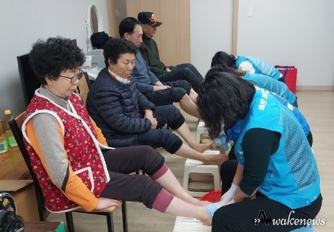 바르게살기운동 동삭동위원회, 경로당 찾아 손발 케어와 이미용 봉사