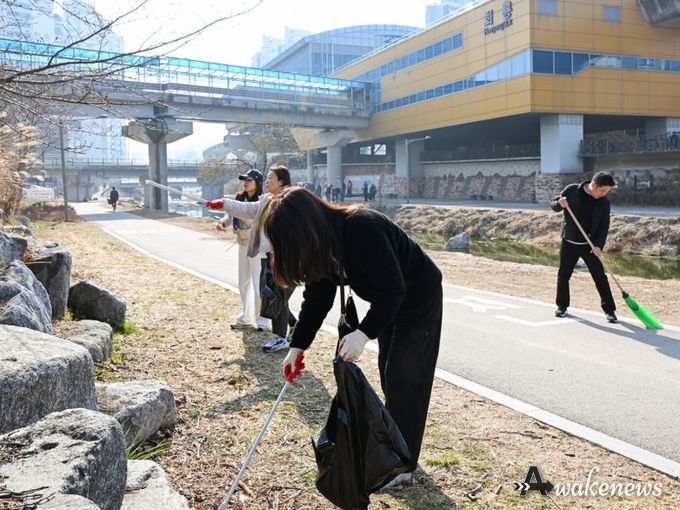 봄을 깨우는 손길, 의정부시 호원2동 하천지킴이 활동 시작