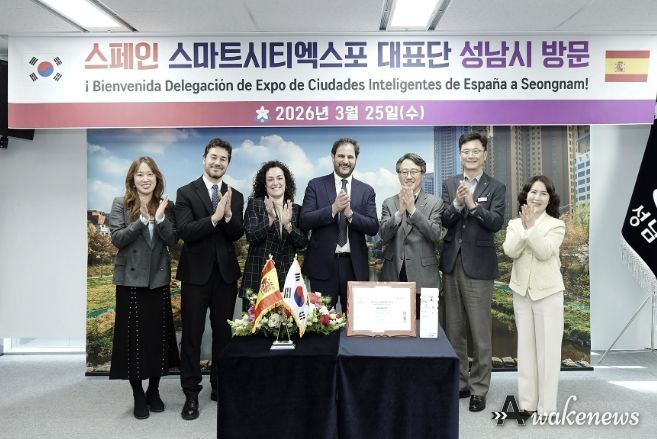 25일 성남시청 제1회의실에서 임종철 성남시 부시장(오른쪽에서 세 번째)과 성남시 관계자들이 우고 발렌티 피라 바르셀로나 사장(가운데)을 비롯한 스마트시티 엑스포 대표단과 기념촬영을 하고 있다