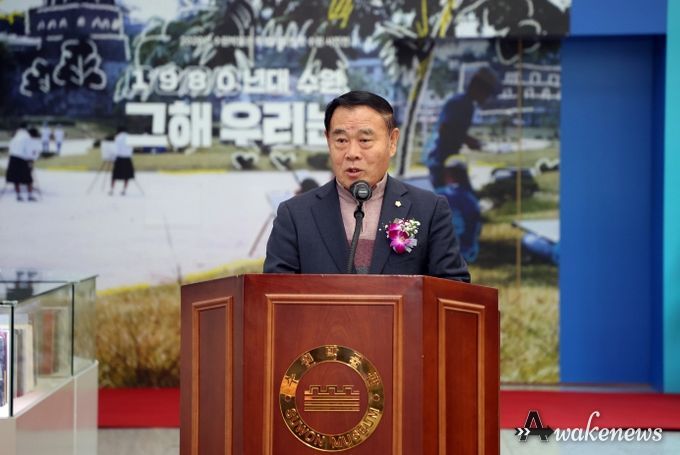 이재식 수원특례시의회 의장이 26일 수원박물관 1층 로비에서 열린 「수원박물관 특별기획전 ‘1980년대 수원, 그해 우리는’」 개막식에서 축사를 하고 있다