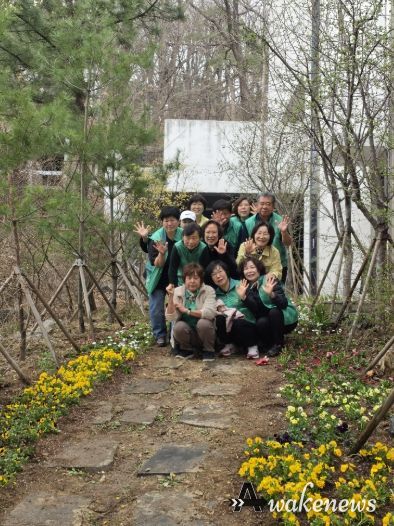 광명시 광명5동 새마을지도자협의회와 부녀회는 30일 봄맞이와 식목일을 기념해 비올라와 팬지 등 봄꽃 600그루를 심었다.