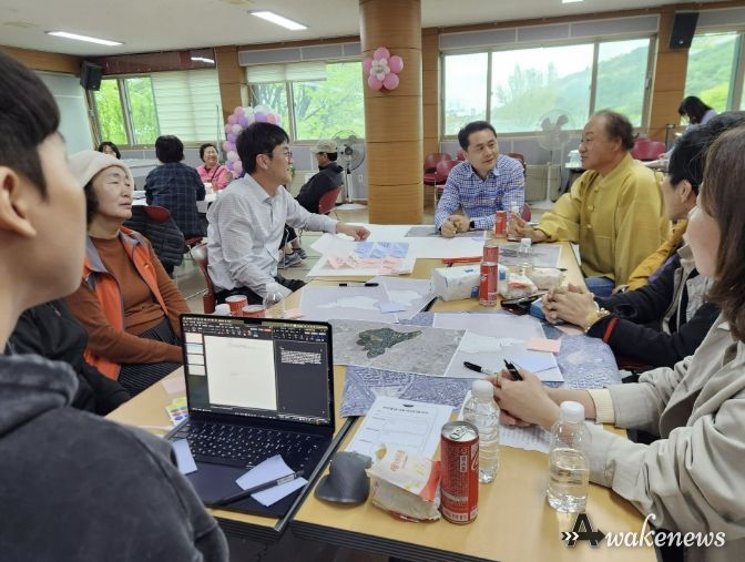 수원시 팔달구 행궁동 주민들이 중장기 발전 방향을 담은 우리동네 자치계획 수립을 위한 회의를 하고 있다.
