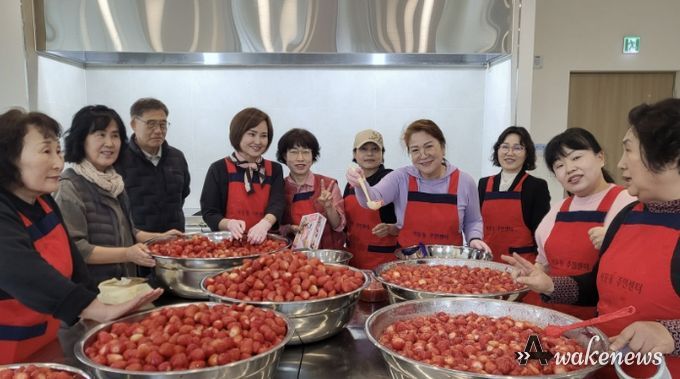 수원시 권선구 서둔동에 찾아온 달콤한 봄, 주민과 함께한 '딸기마을 딸기청 만들기'