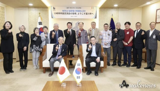 남동경 부시장과 부천-가와사키 시민교류회 회원들이 환담을 나누고 있다.