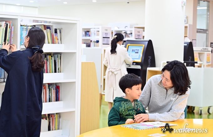 지난해 미사도서관을 방문한 엄마와 아이가 함께 책을 읽으며 즐거운 시간을 보내고 있는 모습.