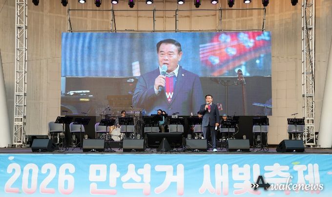 이재식 수원특례시의회 의장이 4일 만석공원에서 열린 ‘2026 만석거 새빛축제’ 개막식에 참석해 인사말을 하고 있다.