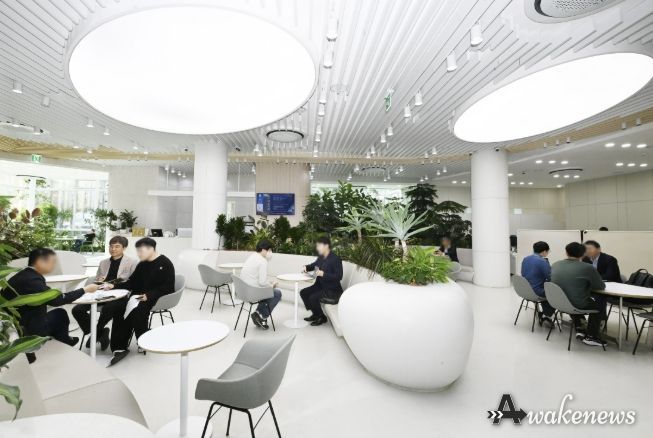 새빛민원실 베테랑팀장은 민원 서비스 혁신의 본보기가 됐다. 새빛민원실에서 민원인과 상담하는 베테랑팀장.