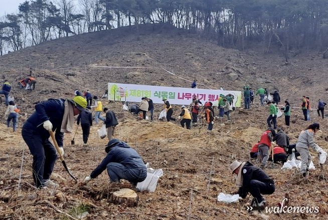 여주시 제81회 식목일 나무심기 행사 개최… 싸리산에 시민과 함께하는 힐링명품숲 조성