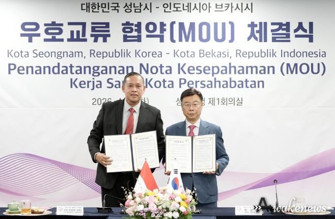 신상진 성남시장과 트리 아디안토 자효노(Tri Adhianto Tjahyono) 브카시 시장이 7일 시청 제1회의실에서 우호도시 협약을 체결하고 있다.