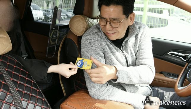 한 시민이 부천페이로 개인택시 요금을 결제하고 있다.