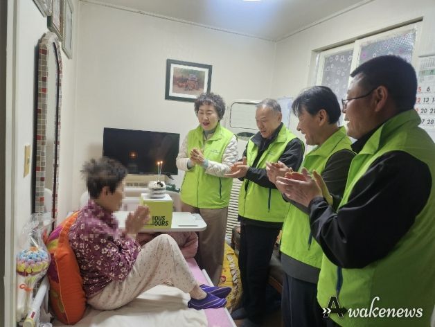 인창동 지역사회보장협의체 위원들이 생신을 맞은 어르신 가정을 방문해 축하하고 있다.